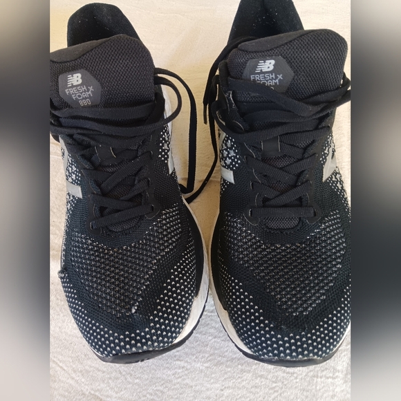 New Balance Black and White Athletic Shoes Sleek Design - Picture 7 of 7